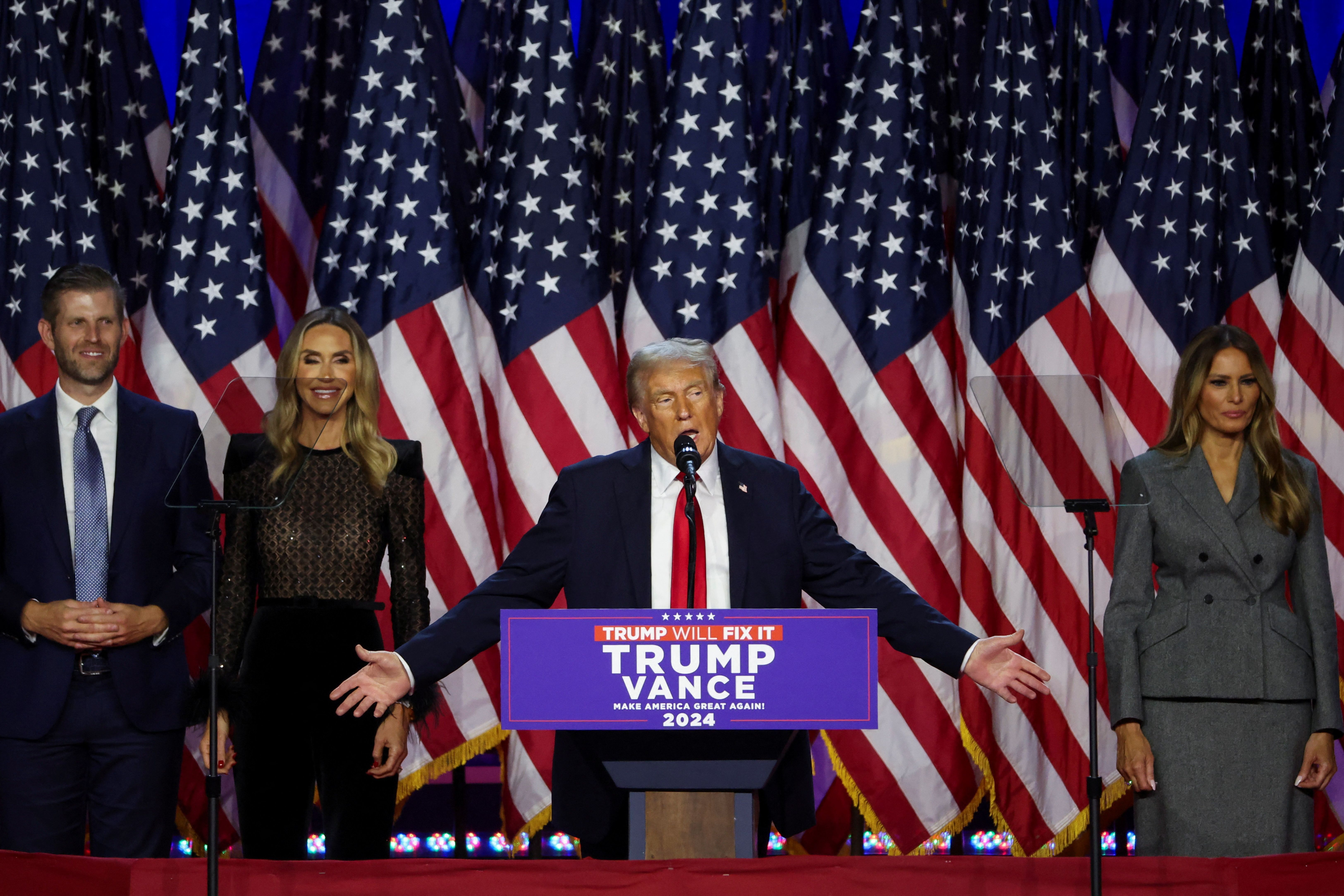 Candidato republicano à Presidência dos EUA, Donald Trump, discursa durante apuração da eleição presidencial norte-americana em West Palm Beach, na Flórida