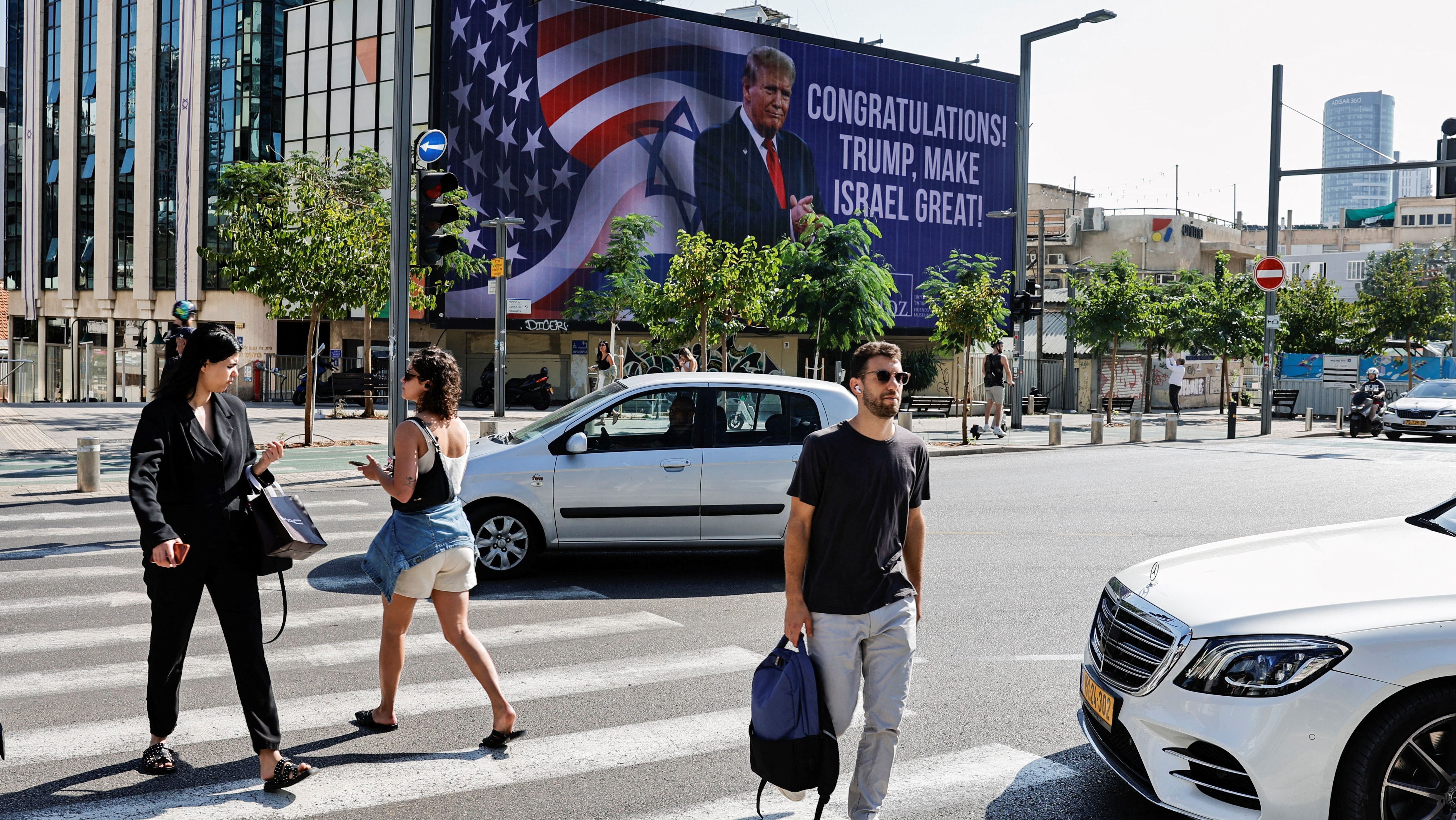 Painel em Tel Aviv com declaração que parabeniza Trump