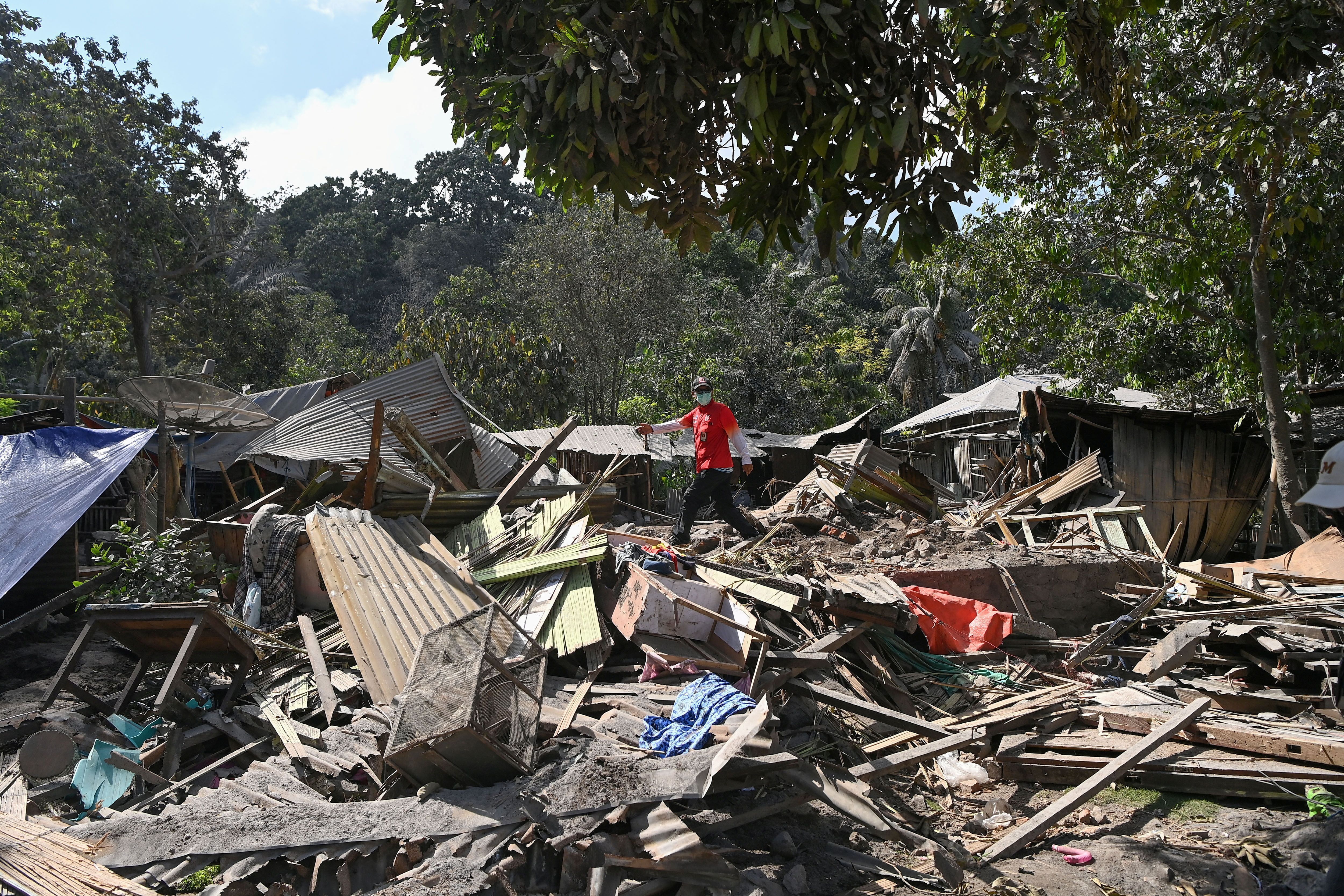 Danos causados por erupção de vulcão na Indonésia