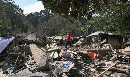 Vulcão indonésio lança cinzas a 10 km de altura; milhares de pessoas são retiradas