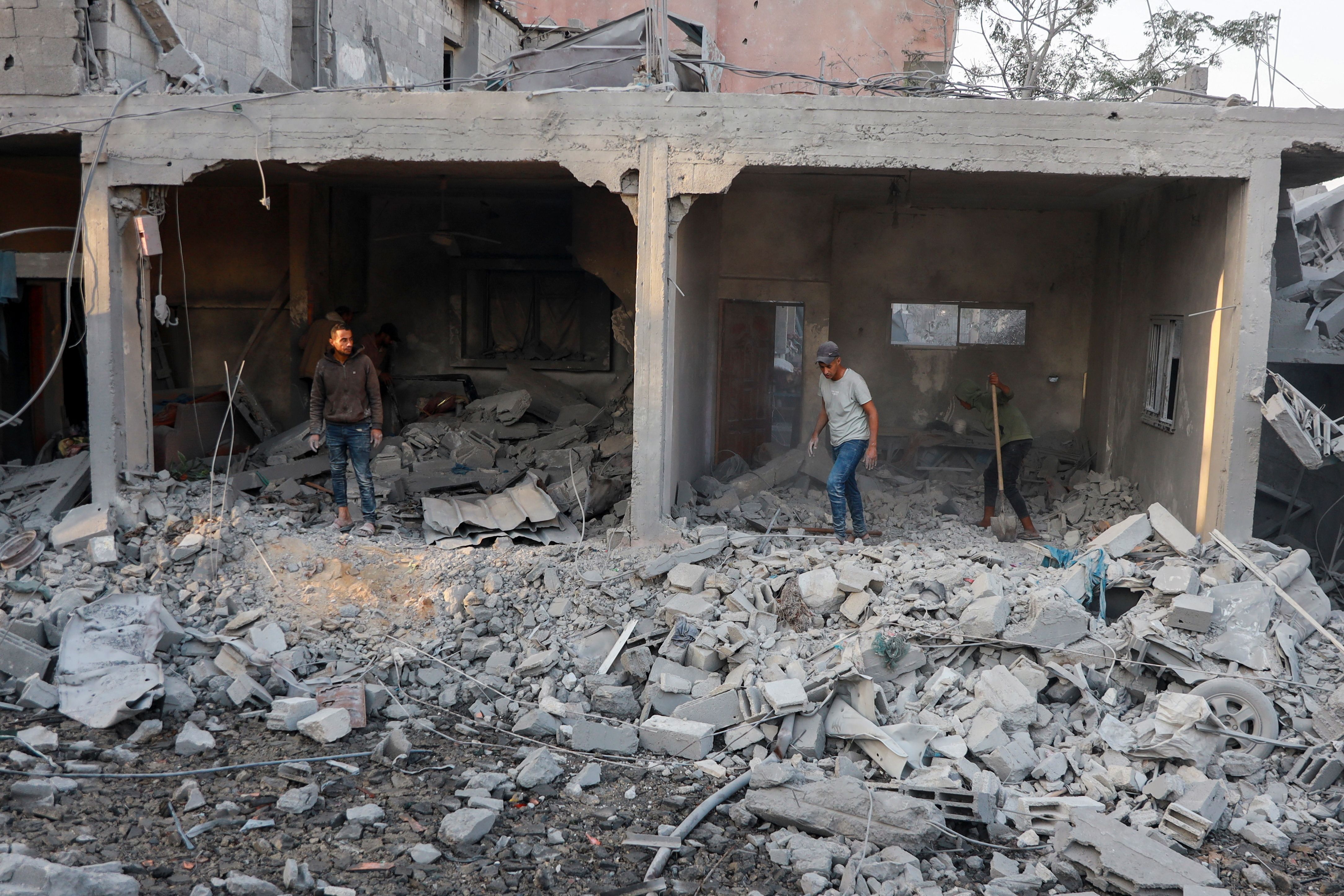 Local atacado por Israel em Nuseirat, em Gaza