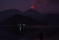 Vulcão em erupção há 10 dias obriga moradores a saírem de casa na Indonésia