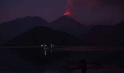 Autoridades tentam retirar moradores próximos a vulcão em erupção na Indonésia