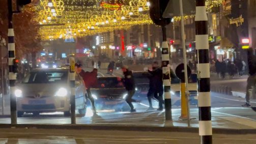 Imagem de rede social mostra torcedores de futebol israelenses e jovens holandeses se enfrentando perto da estação central de Amsterdã, na Holanda 08/11/2024 X/iAnnet/via REUTERS