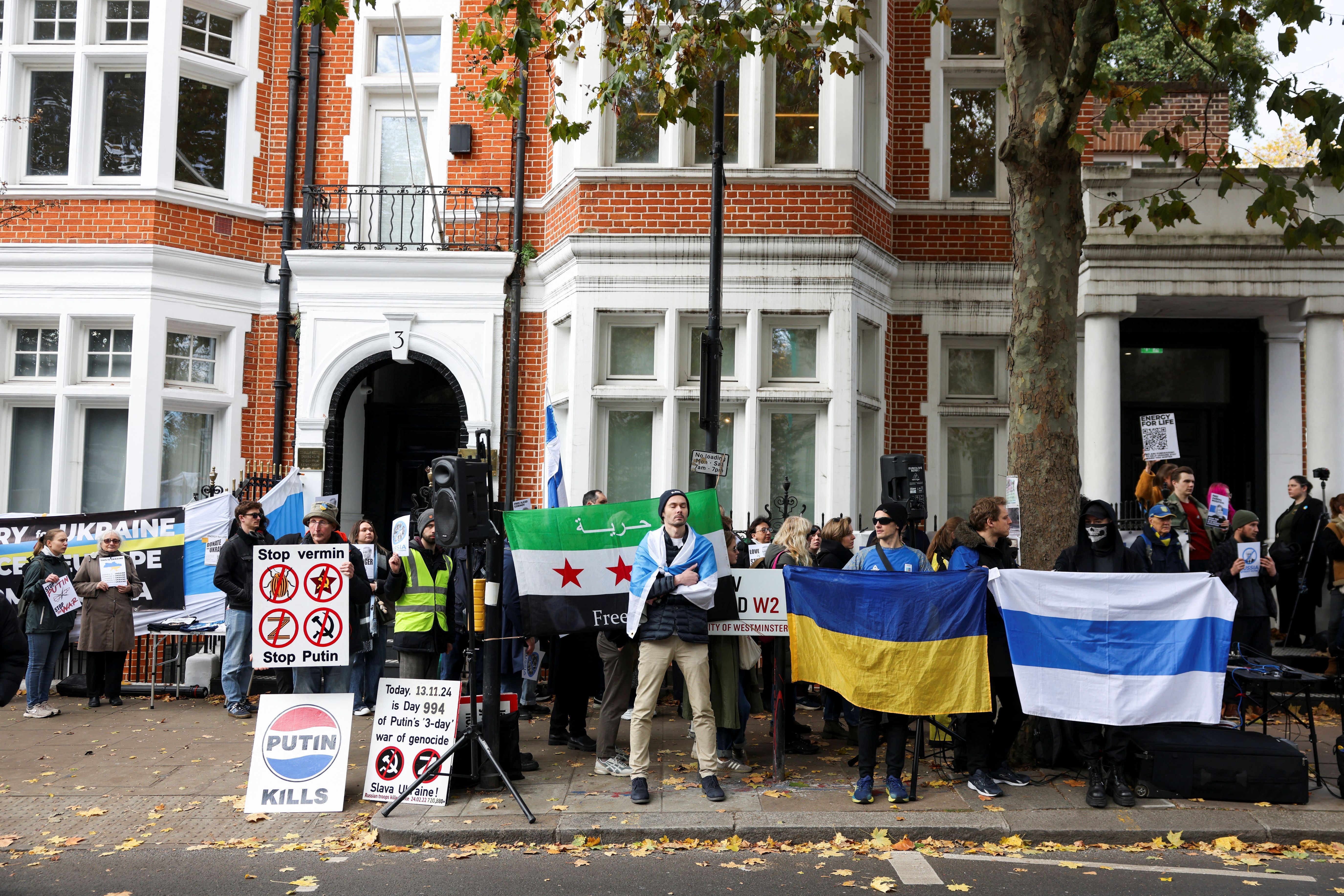 Protesto em Londres marca os 1.000 dias da invasão russa à Ucrânia
