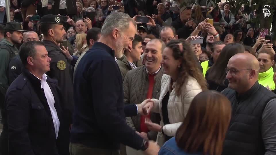Rei Felipe visita vítimas das enchentes na Espanha