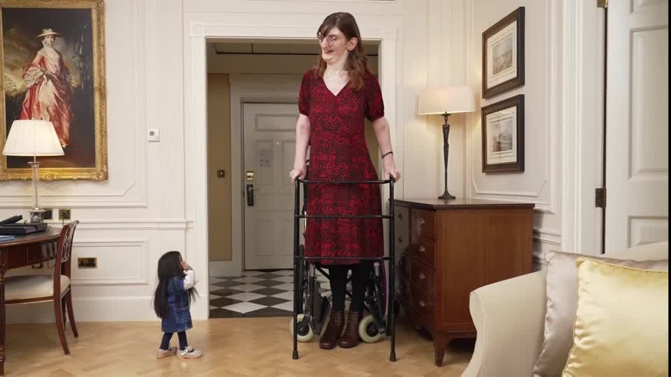 A mulher mais alta e a mais baixa do mundo se encontram para um chá da tarde