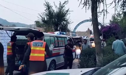 Atentado contra veículos no Paquistão deixa pelo menos 38 mortos