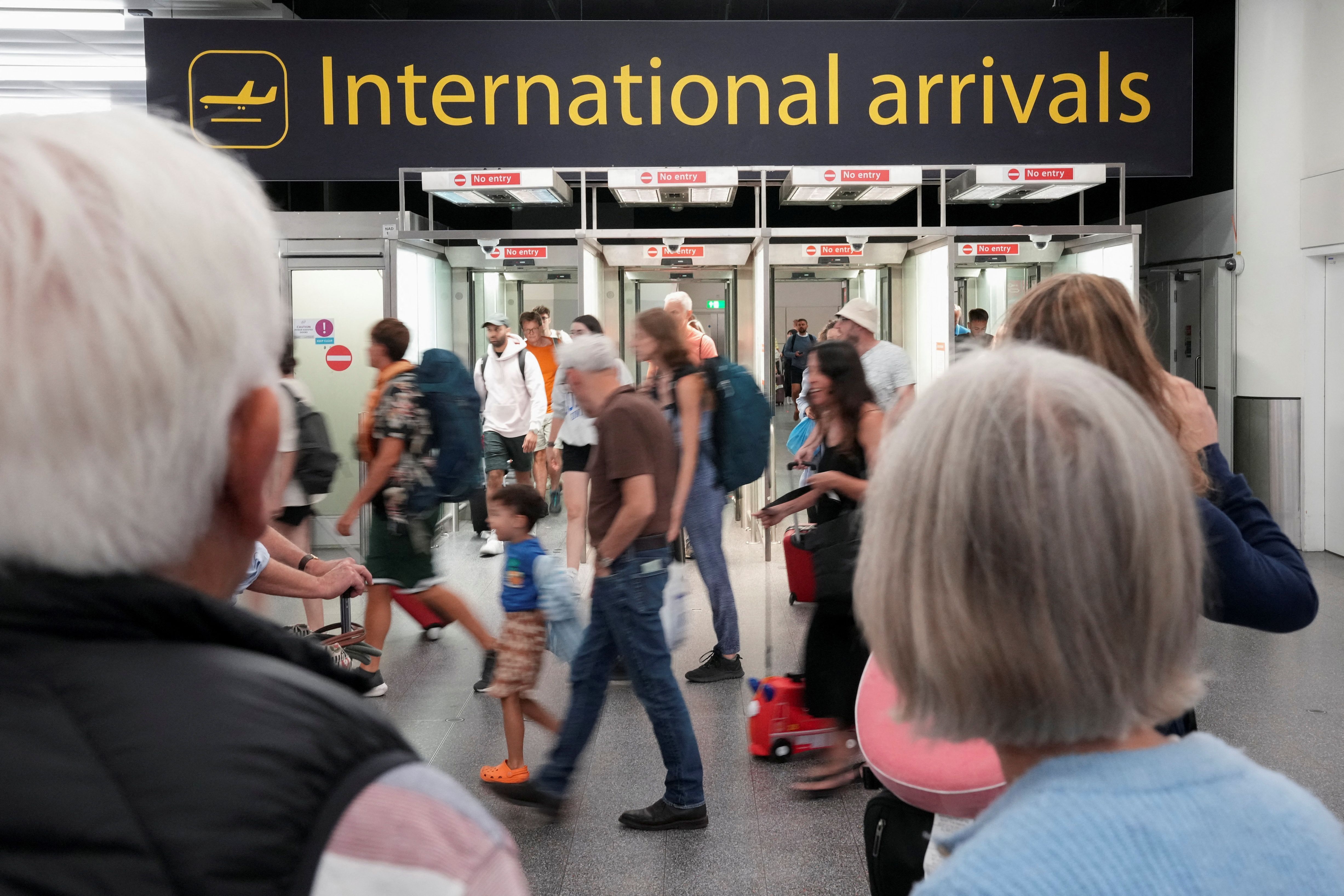 Terminal de desembarque internacional do aeroporto de Gatwick, em Londres, Reino Unido