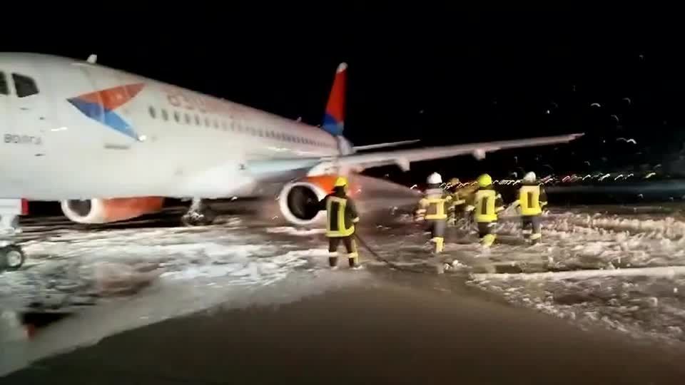 Bombeiros combatem fogo em avião na Turquia •