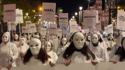 Centenas de pessoas marcham pela eliminação da violência contra mulheres em Madri