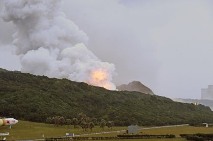Incêndio após teste de combustão do motor do foguete Epsilon S em desenvolvimento é visto no Centro Espacial Tanegashima, na ilha de Tanegashima, no sudoeste do Japão