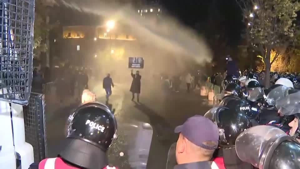 Polícia da Albânia dispara gás lacrimogêneo e canhões de água em manifestantes contra o governo na capital Tirana