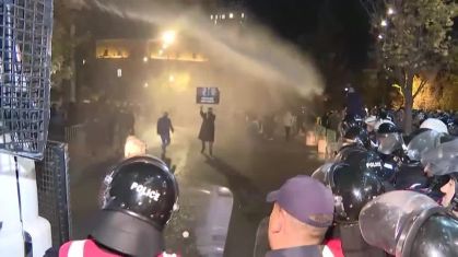 Polícia da Albânia dispara gás lacrimogêneo e canhões de água em manifestantes contra o governo na capital Tirana
