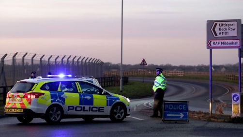 Polícia britânica monta guarda na entrada da base da Força Aérea dos EUA na RAF Mildenhall, Suffolk