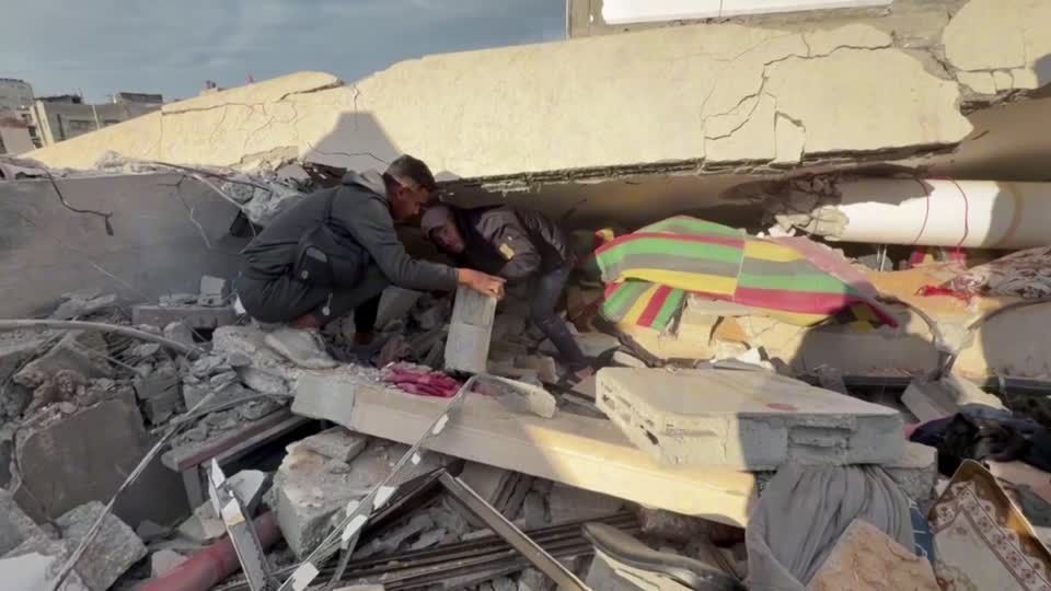 Ataque israelense atinge escola na Faixa de Gaza que abrigava famílias de deslocados