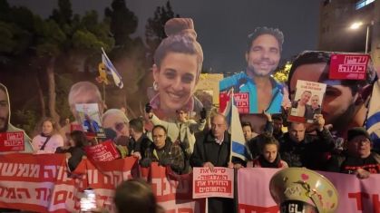 Manifestantes israelenses dizem que é hora de um cessar-fogo em Gaza, enquanto a trégua do Hezbollah se mantém.