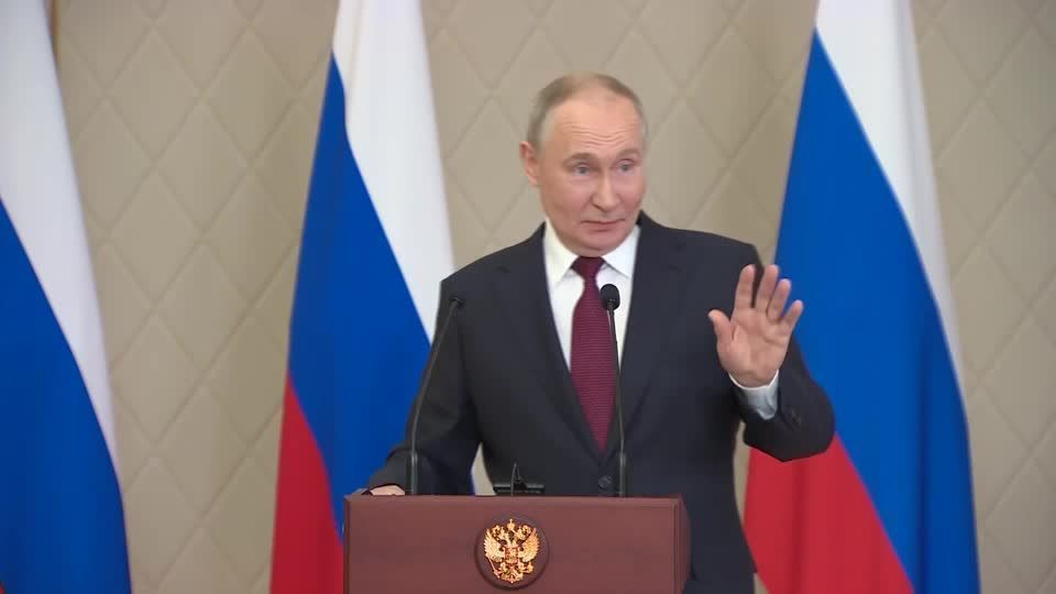 O presidente russo, Vladimir Putin, falando a repórteres no Cazaquistão após uma cúpula.