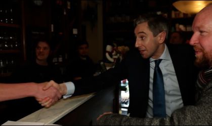 Premiê da Irlanda encontra eleitores no último dia de campanha eleitoral