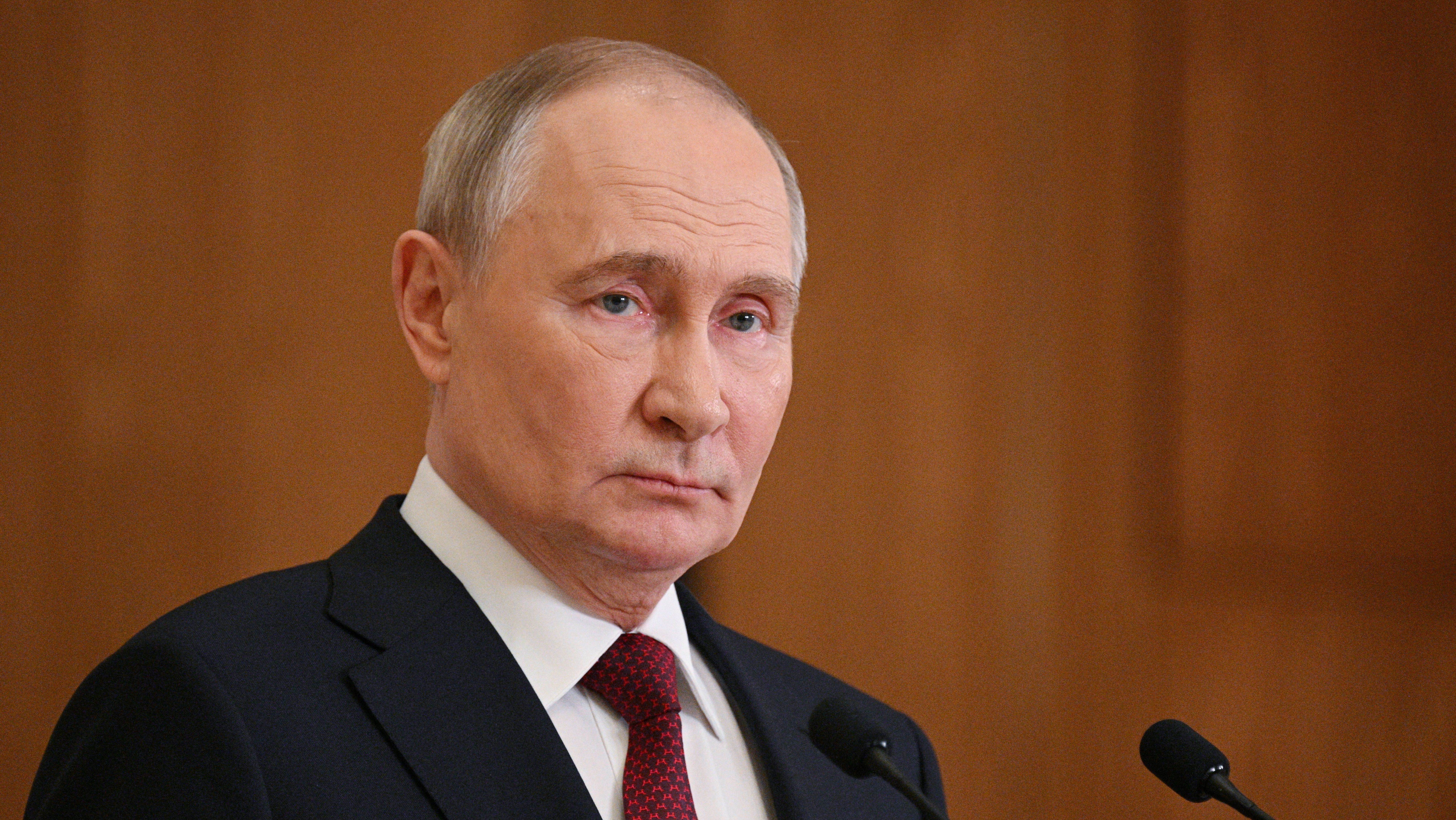 O presidente russo, Vladimir Putin, em coletiva de imprensa em Astana, Cazaquistão