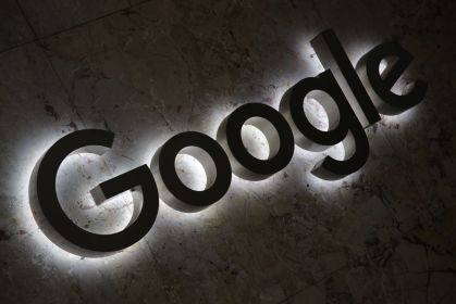 Logotipo do Google na entrada dos escritórios da empresa em Toronto, Ontário, Canadá