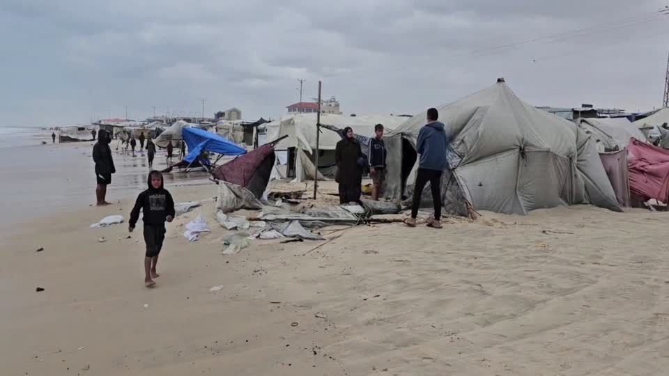 A medida que temperatura cai, palestinos deslocados enfrentam risco de morte. • Reprodução/Reuters