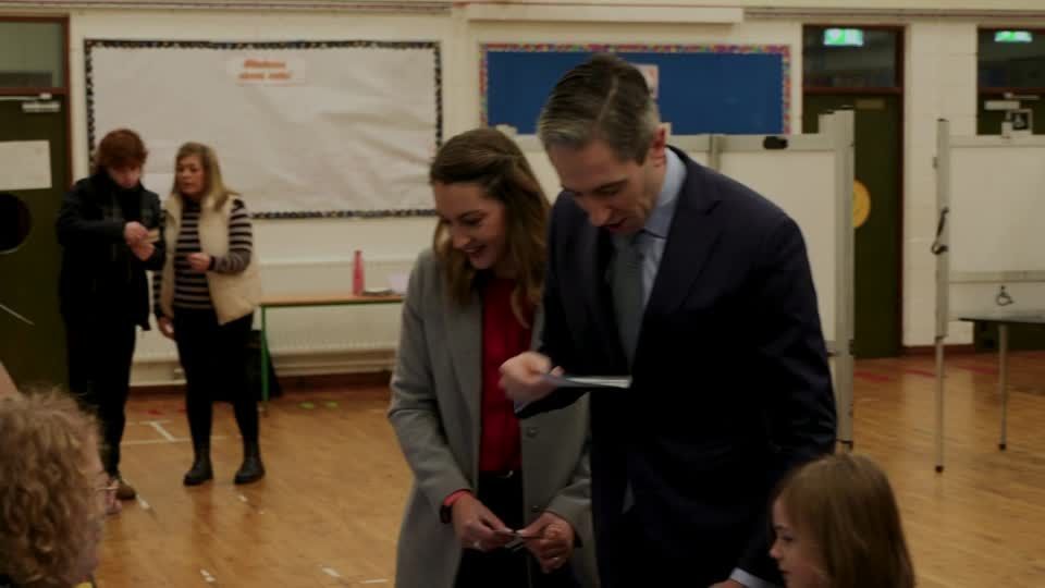 Primeiro-ministro irlandês, Simon Harris, vota nas eleições gerais
