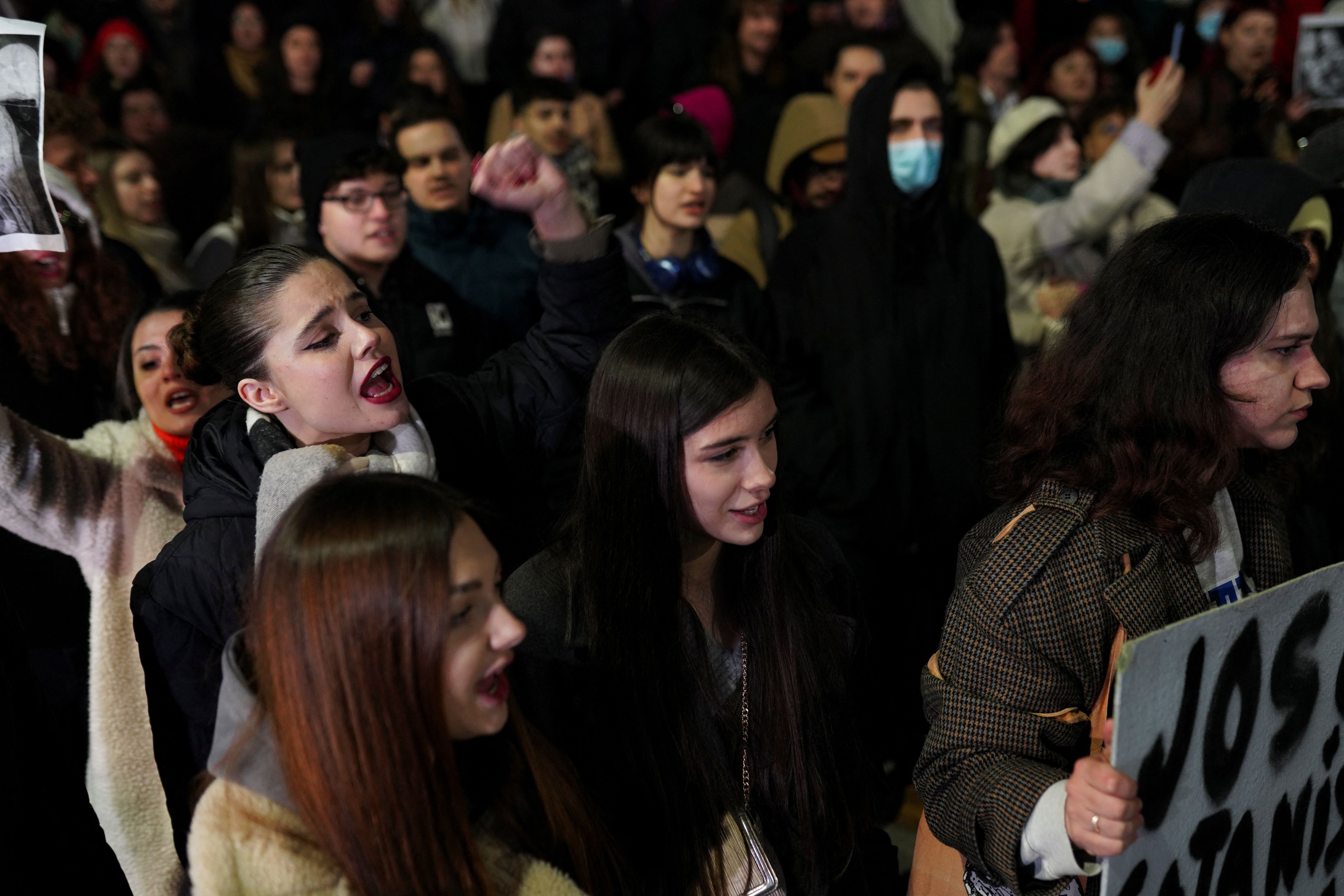 Protesto contra candidato romeno Calin Georgescu em Bucareste