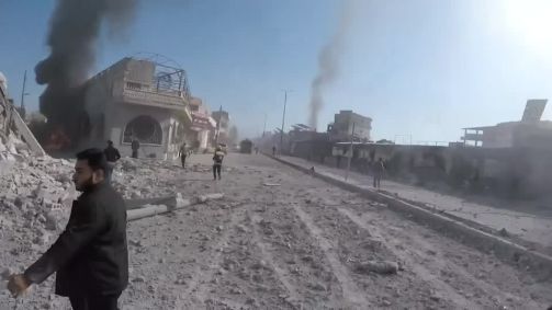 Imagens divulgadas pelos Capacetes Brancos mostram destruição na cidade de Atareb, na Síria, após ataques aéreos de aviões de guerra russos e sírios em áreas controladas por rebeldes no noroeste do país