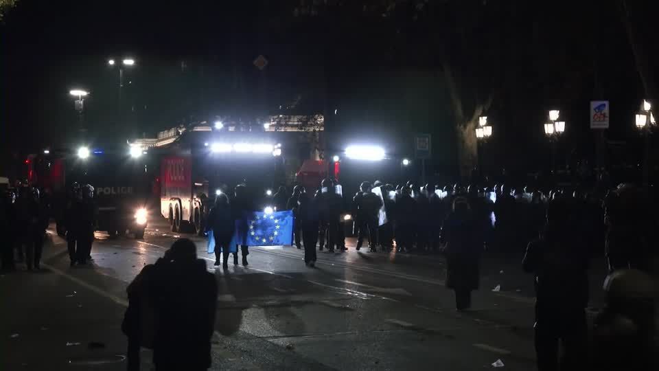 A polícia e manifestantes pró-União Europeia na Geórgia entraram em confronto pela segunda noite consecutiva durante protestos contra o congelamento da adesão do país à União Europeia