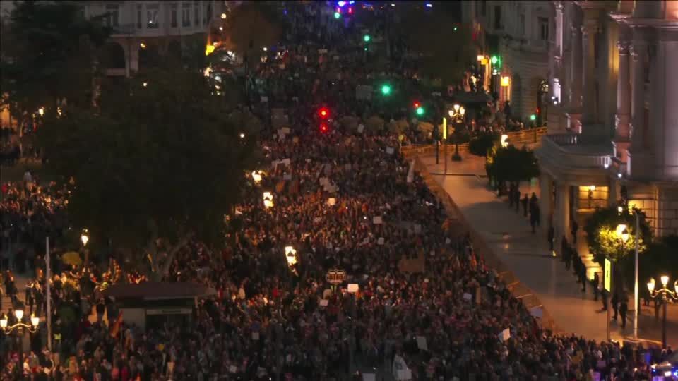 Milhares de pessoas protestam em Valência, na Espanha, após enchentes mortais