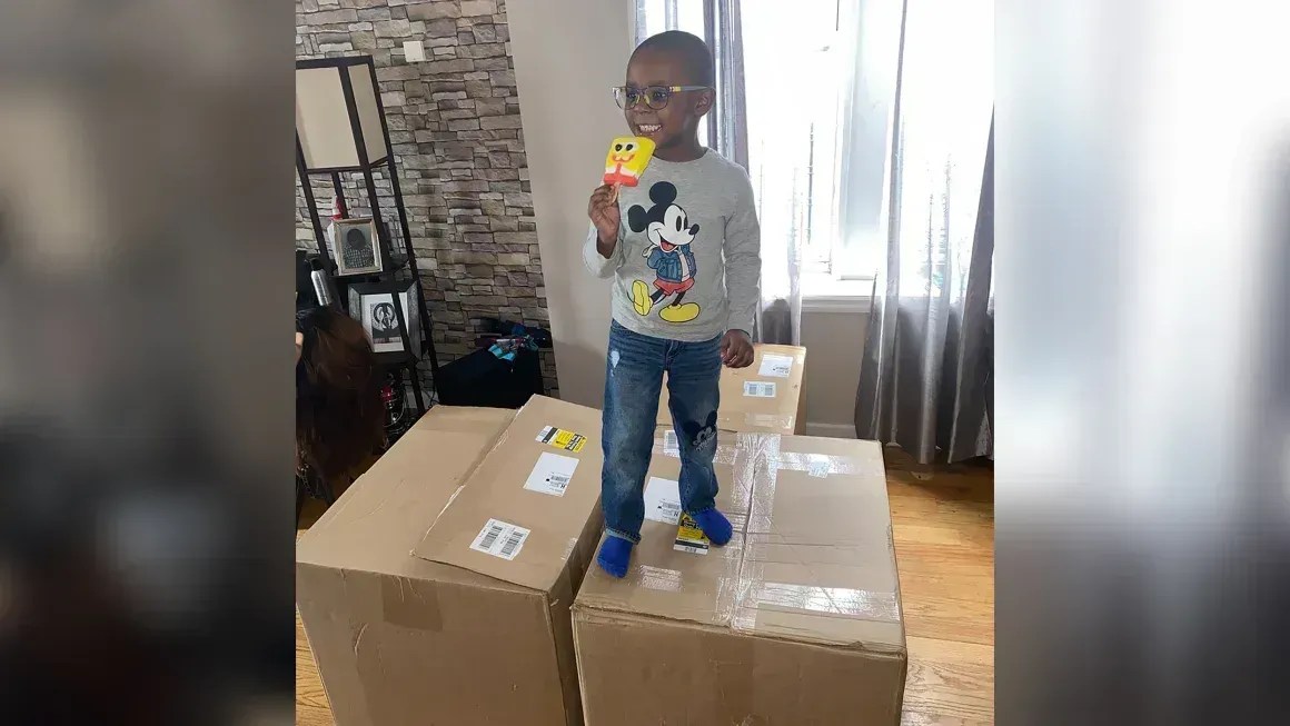 Noah Ruiz, de quatro anos, aproveita um picolé do Bob Esponja, um dos 918 que ele pediu pela conta da mãe pela internet