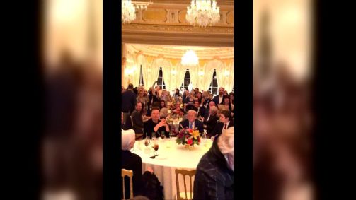 O CEO da Tesla, Elon Musk, sentou-se à mesa da família para o jantar de Ação de Graças em Mar-a-Lago, juntando-se ao presidente eleito Donald Trump, Melania Trump e seu filho de 18 anos, Barron, no mais recente indicador do vínculo crescente de Trump com o homem mais rico do mundo.