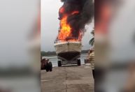 Vídeo: incêndio atinge embarcação no litoral de SP