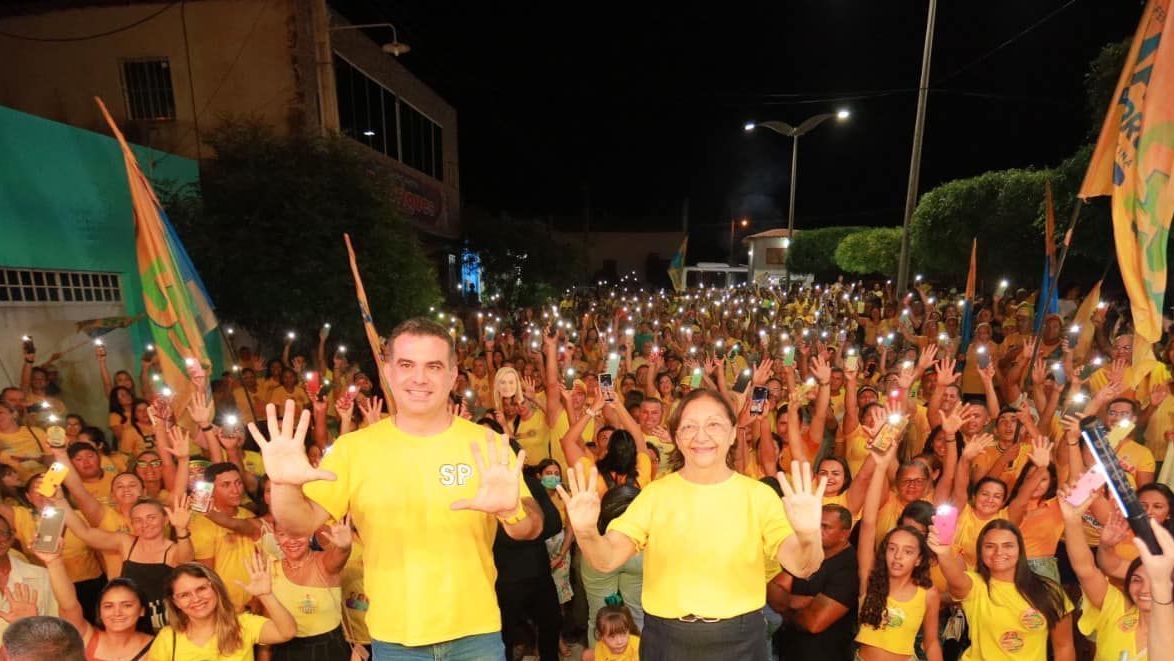 Simão Pedro em agenda de campanha em Orós (CE) com sua mãe, Tereza Cristina, que disputou o pleito pela prefeitura da cidade como sua vice