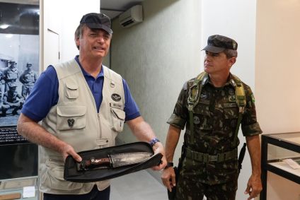Jair Bolsonaro e Mario Fernandes durante visita ao Monumento Gorro Preto e ao Museu COPESP/EB
