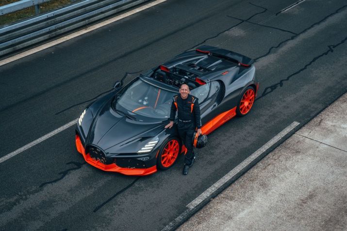 O piloto oficial da Bugatti, Andy Wallace • Divulgação/Bugatti