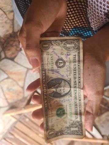 Nota de um dólar entregue por Francisco • João Rosa/CNN Brasil