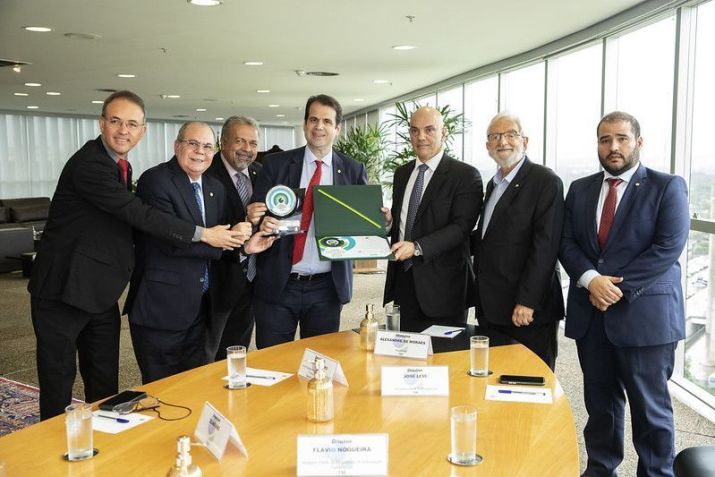 Ministro Alexandre de Moraes (terceiro da direita para a esquerda) recebe Prêmio Transparência e Fiscalização Pública 2022 • 15/12/2022 - Alejandro Zambrana/Secom/TSE