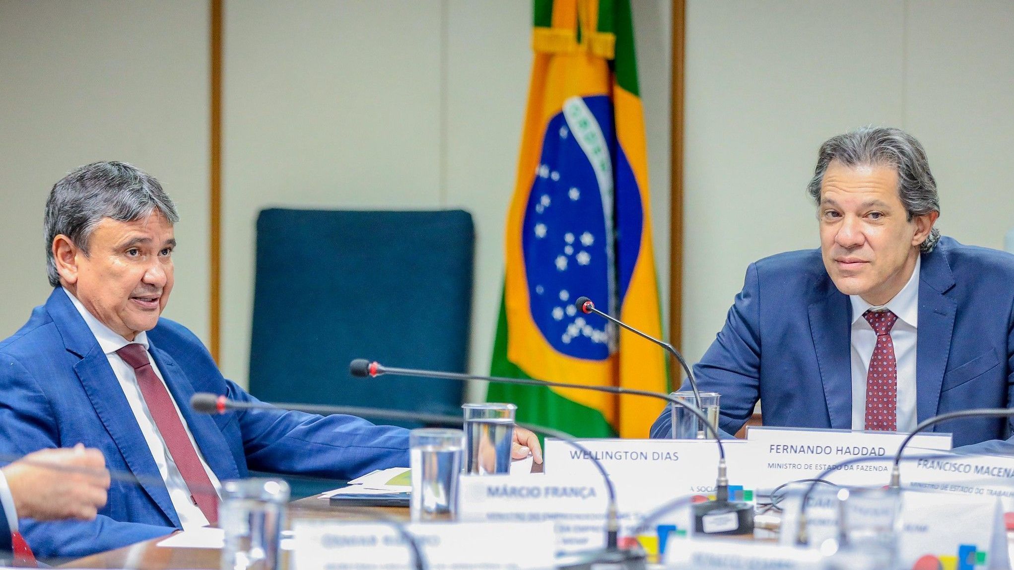 Os ministros Wellington Dias (à esquerda) e Fernando Haddad