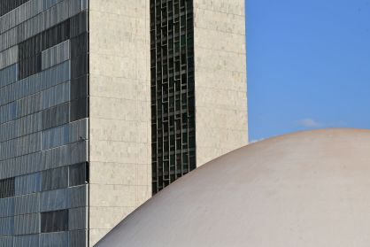 Fachada do Palácio do Congresso Nacional. O Palácio do Congresso Nacional é um dos pilares da arquitetura monumental de Niemeyer que dão forma à capital inaugurada em 1960. Construído em terreno elevado, é visto de longe como culminância da avenida Eixo Monumental, que abriga a Esplanada dos Ministérios e atravessa a cidade de norte a sul. Sede das duas Casas do Poder Legislativo e um dos mais famosos cartões postais do Brasil, o Palácio do Congresso Nacional é composto por duas cúpulas e duas torres de 28 andares, que abrigam a Câmara dos Deputados e o Senado Federal. Foto: Pedro França/Agência Senado