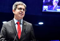 Governo deve editar MP para sanar aumentos na conta de luz, diz Randolfe