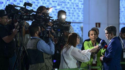 O senador Randolfe Rodrigues (PT-AP) concede entrevista a jornalistas no Congresso