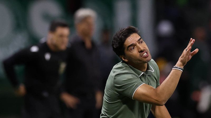 O técnico Abel Ferreira, da SE Palmeiras, em jogo contra a equipe do Grêmio FBPA, durante partida válida pela trigésima terceira rodada, do Campeonato Brasileiro, Série A, na arena Allianz Parque.