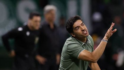 O técnico Abel Ferreira, da SE Palmeiras, em jogo contra a equipe do Grêmio FBPA, durante partida válida pela trigésima terceira rodada, do Campeonato Brasileiro, Série A, na arena Allianz Parque.