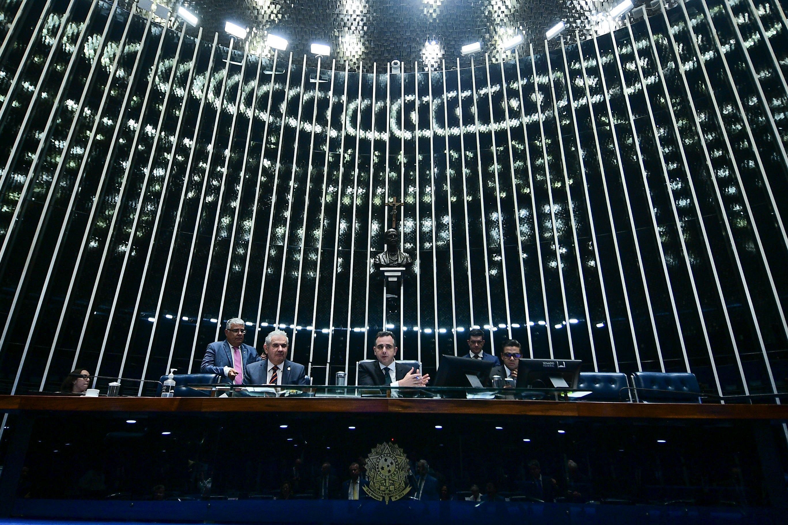 O senador Angelo Coronel (sentado, à esquerda) e o presidente do Senado, Rodrigo Pacheco (ao centro)