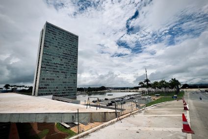 Fachada do Congresso Nacional e movimentação na Praça dos Três Poderes na manhã seguinte após a explosão e morte de um homem em frente à estátua da Justiça, próximo ao Supremo Tribunal Federal (STF) no final do dia 13. Até o momento segue a suspensão do expediente nas dependências do Senado Federal por razões de segurança. Foto: Leonardo Sá/Agência Senado