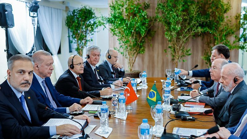 O presidente Lula (primeiro à direita), ao lado do chanceler Mauro Vieira, durante encontro com a delegação da Turquia no G20