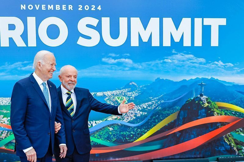 Presidente da República, Luiz Inácio Lula da Silva, ao lado do presidente dos EUA, Joe Biden, durante cumprimentos aos líderes do G20 • Foto: Ricardo Stuckert/PR