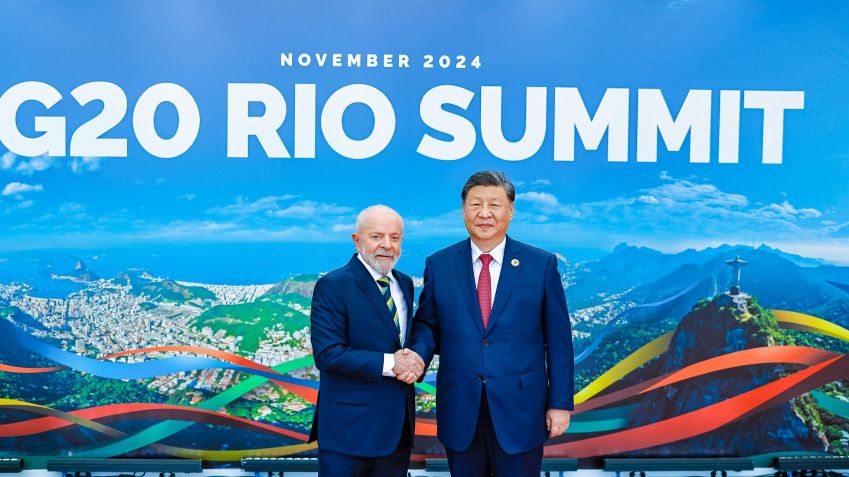 Presidente da República, Luiz Inácio Lula da Silva, ao lado do líder chinês, Xi Jinping, durante cumprimentos aos líderes do G20. Rio de Janeiro - RJ • Foto: Ricardo Stuckert/PR